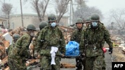 Vojnici nose tijela stradalih u gradu Otsuchi u Iwate prefekturi, 17. ožuka 2011