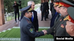Rossiya mudofaa vaziri Andrey Belousov O‘zbekiston mudofaa vaziri Shuhrat Xolmuhamedov bilan. Toshkent, 22-yanvar, 2025-yil.
