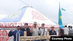 Айтбай Алиев из Кызылорды (в центре) с другими активистами во время поминок по Дулату Агадилу. Село Талапкер Акмолинской области, 8 августа 2020 года.