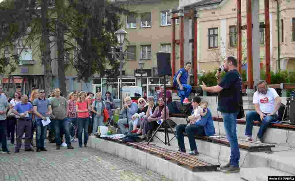 Novinar Dragoljub Draža Petrović na protestu u Požegi