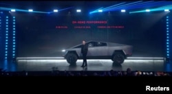 Илон Маск "Cybertruck" деп аталган кубаттуу электр унаасынын жанында. Лос-Анжелес. 2019-жылдын 21-ноябры.