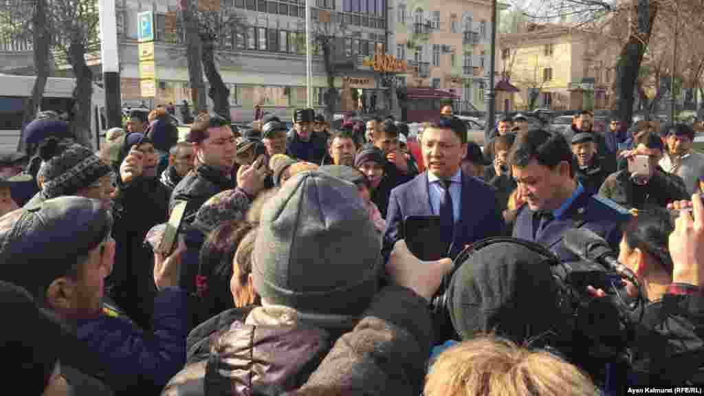 Вышедший из офиса партии человек, представившийся руководителем местной партийной организации, предложил собравшимся высказать свои требования внутри здания. Среди людей, отказавшихся пройти в здание, раздавались крики: «Пусть Назарбаев уйдет».