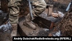 Український солдат в окопі на передовій позиції української армії під Золотим, Луганська область, 13 лютого 2020 року