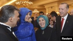 Президент Турции Абдулла Гюль и премьер Реджеп Эрдоган в сопровождении жен.