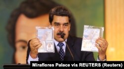Predsednik Venecuele Nikolas Maduro pokazuje lična dokumenta, 6. maj 2020.