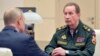Керівник Росгвардії Володимир Золотов (п) спілкується з російським лідером Володимиром Путіним, архівне фото, 2020 рік