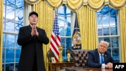 Elon Musk vorbește în Biroul Oval de la Casa Albă sub privirea președintelui Donald Trump, 11 februarie 2025. 