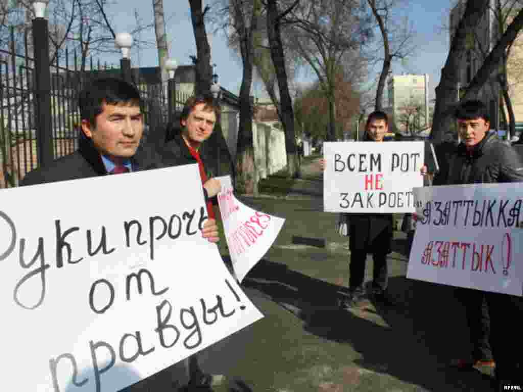 "Азаттыктын” сыналгы берүүлөрүн көрсөтүүнү “Манас жаңырыгы” телекомпаниясы 10-мартта токтоткон, ал эми үналгы берүүлөрдү “Окей” радиосу 11-марттан, “Алмаз-Нарын” радиосу 12-марттан тарта уктурбай калышты.