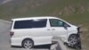"Тойота" автомашинасын ырчы Самара Каримованын күйөөсү Асан Мансуров айдап бараткан. 2021-жылдын 26-июлу. 