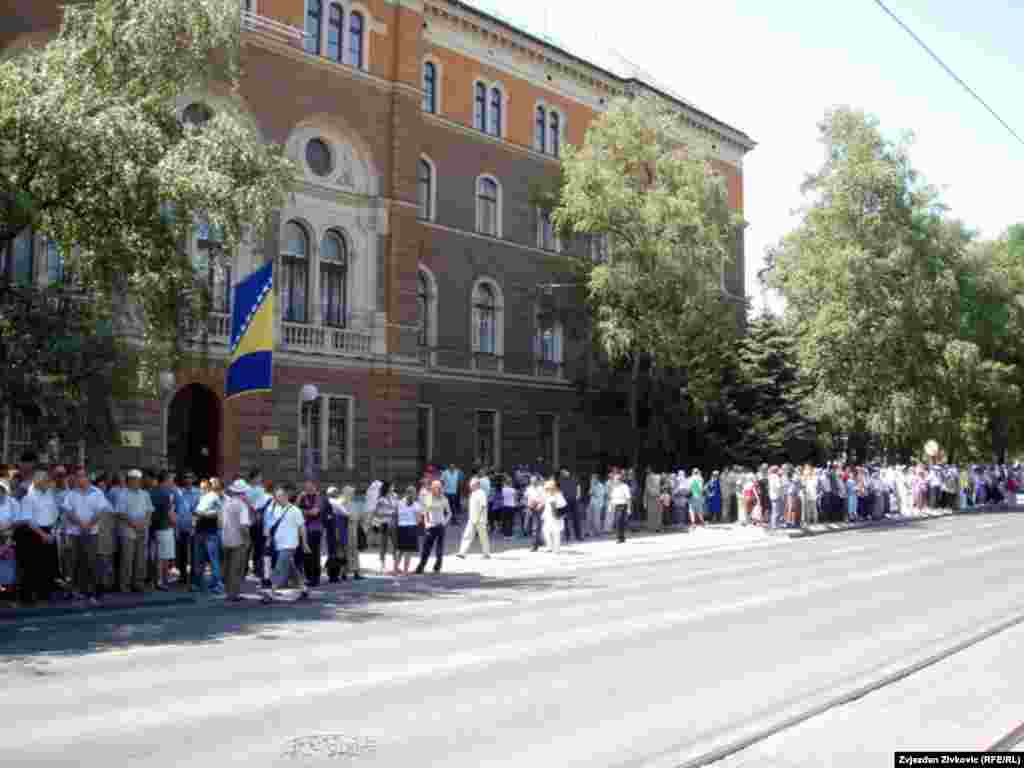 Doček konvoja kamiona sa posmrtnim ostacima Srebreničana, Sarajevo, juli 2011