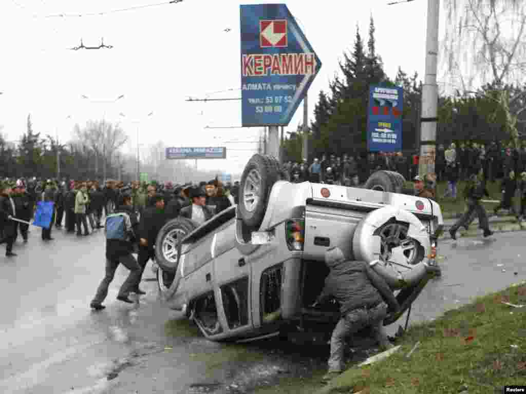 Беспорядки во время антиправительственного протеста. Бишкек, 7 апреля 2010 года.