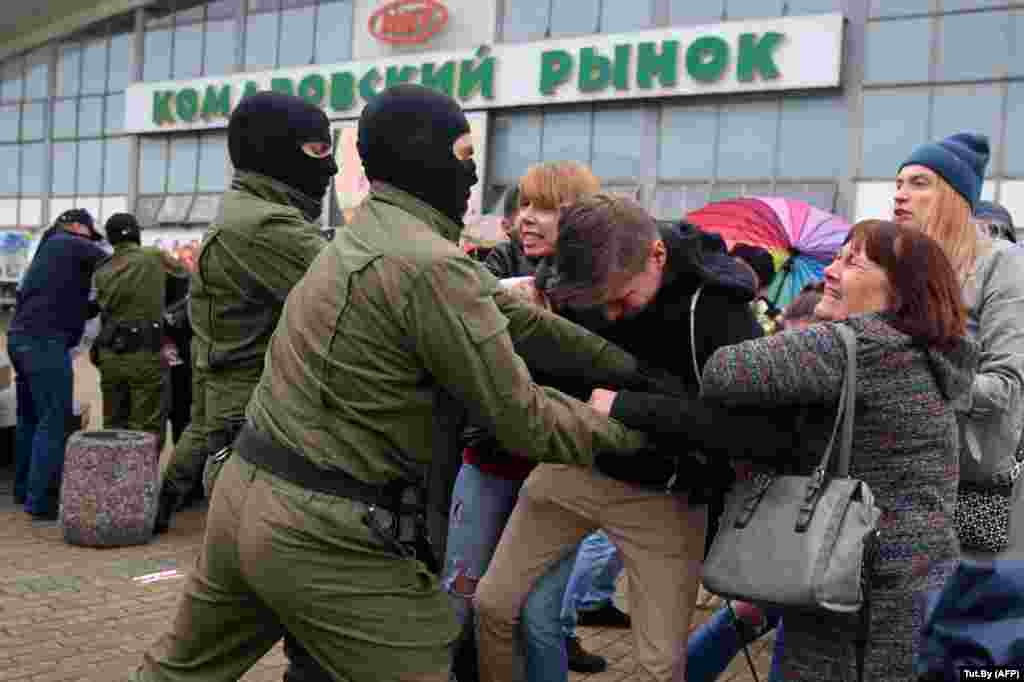 Masked officers broke up rallies in Minsk on September 8 that were held in support of Maryya Kalesnikava after the opposition figure was detained by authorities who reportedly tried to expel her from Belarus.