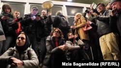 30 დეკემბერს საზოგადოებრივი მაუწყებლის წინ ღია ეთერის მოთხოვნით რამდენიმე ასეული ადამიანი შეიკრიბა.