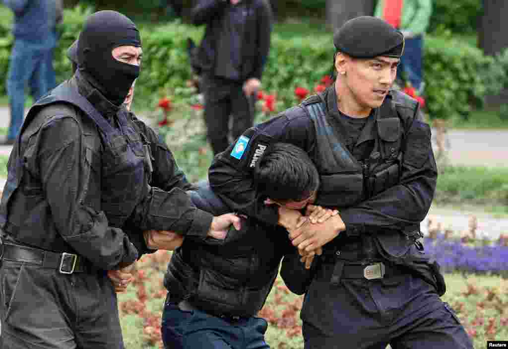 Задержанных доставляли в районные отделения полиции. Алматы, 9 июня 2019 года. 