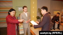 Один из первых телевизионных выпусков "Азаттык+" в 2008 году.