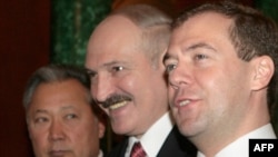 Lukashenka (center) with Kyrgyz President Bakiev and Russian President Medvedev in Moscow