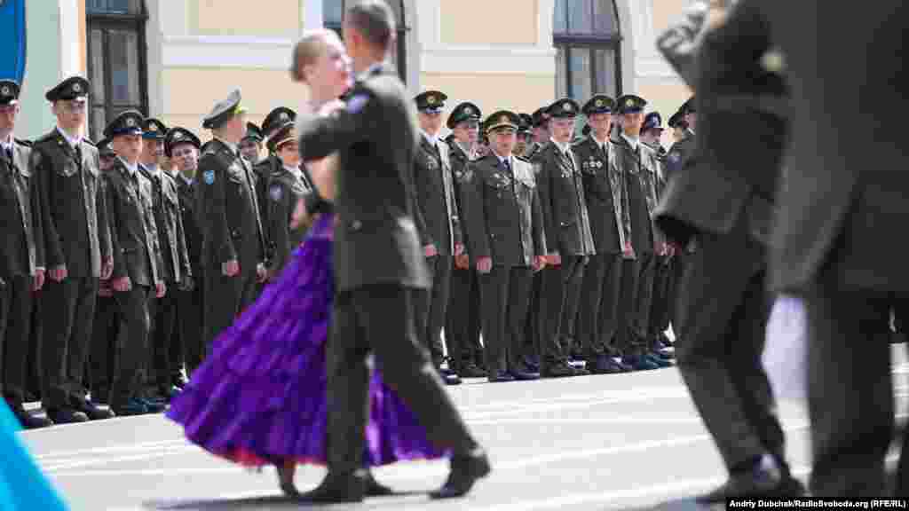 Бальні танці у виконанні ліцеїстів 
