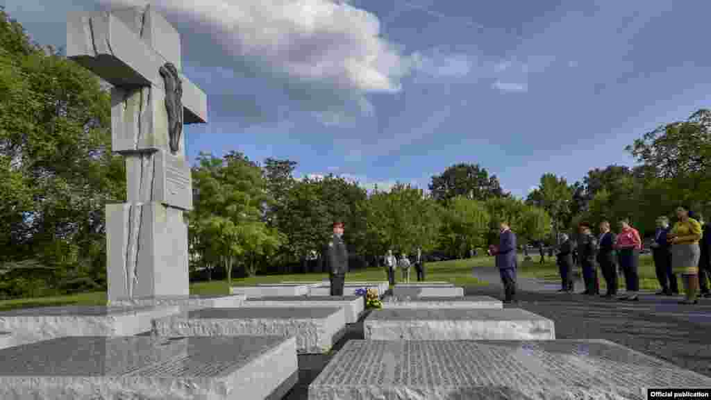 Президент України Петро Порошенко разом з українською делегацією під час візиту до Варшави на саміт НАТО поклав квіти до Пам’ятника жертвам Волинської трагедії. Варшава, 8 липня 2016 року. БІЛЬШЕ ПРО ЦЕ