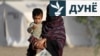 Як зани афғон, ки рӯзи 20-уми апрел аз Покистон ба паноҳгоҳи муваққатӣ дар вилояти Нангарҳори Афғонистон рафтааст