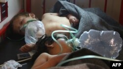 Діти після ймовірної хімічної атаки в Хан Шейхуні, Сирія, квітень 2017 року