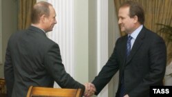 Президент Росії Володимир Путін (ліворуч) і тодішній голова Адміністрації президента України Віктор Медведчук. Москва, 16 квітня 2004 року (ілюстраційне фото)