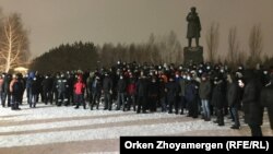 Крановщики, требующие повышения заработной платы. Нур-Султан, 28 февраля 2021 года.
