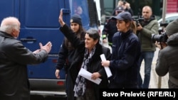 Privođenje Ratke Knežević, majke jednog od lidera Demokratskog fronta (Df) i poslanika te opozicione grupacije Milana Kneževića