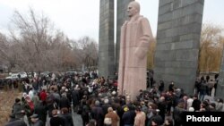 Քազաքացիները Ալեքսանդր Մյասնիկյանի արձանի մոտ հարգանքի տուրք են մատուցում Մարտի 1-ի զոհերի հիշատակին, 1-ը մարտի, 2013թ․