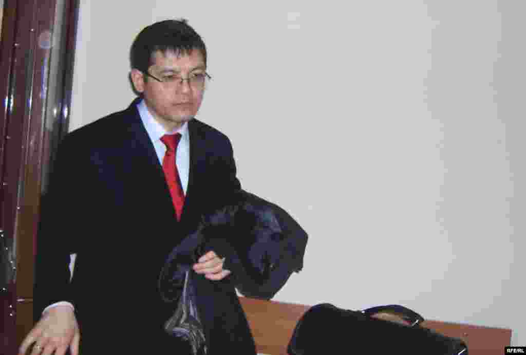 Адвокат Салимжан Мусин на суде по делу Жаксыбека Кулекеева. Астана, 7 ноября 2008 года. - Салимжан Мусин, доказавший невиновность бывшего президента «Казахстан темир жолы» Жаксыбека Кулекеева по обвинению во взяточничестве, теперь защищает опального бизнесмена Мухтара Аблязова. В начале февраля Аблязова лишили полномочий председателя совета директоров БТА банка после его перехода под контроль правительству. Позже против него и ряда других топ-менеджеров банка были заведены уголовные дело по обвинению в коррупции.
