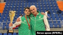 Рахим Рашайда (вляво) спечели златото в шпагата на Световната купа по фехтовка за мъже до 20 години.