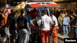 Građani se okupljaju ispred bolnice u Bejrutu u utorak, 17. septembra nakon što su pejdžeri koji se koriste za komunikaciju eksplodirali širom Libana, usmrtivši 12 i ranivši skoro 3.000 ljudi.