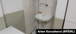 U većini prostorija lavaboi su bez slavina, tako da pacijenti nemaju pristup vodi.