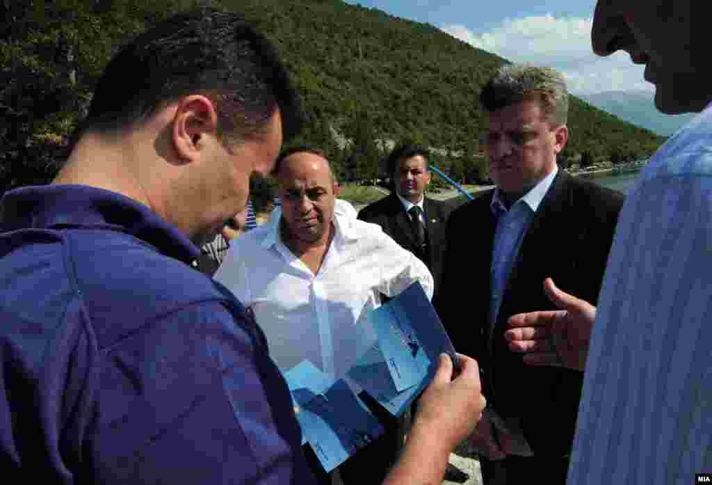Državni vrh na mestu nesreće u Ohridu - Premijer i predsednik Makedonije Nikola Gruevski i Gorge Ivanov na mestu na kojem se dogodila nesreća