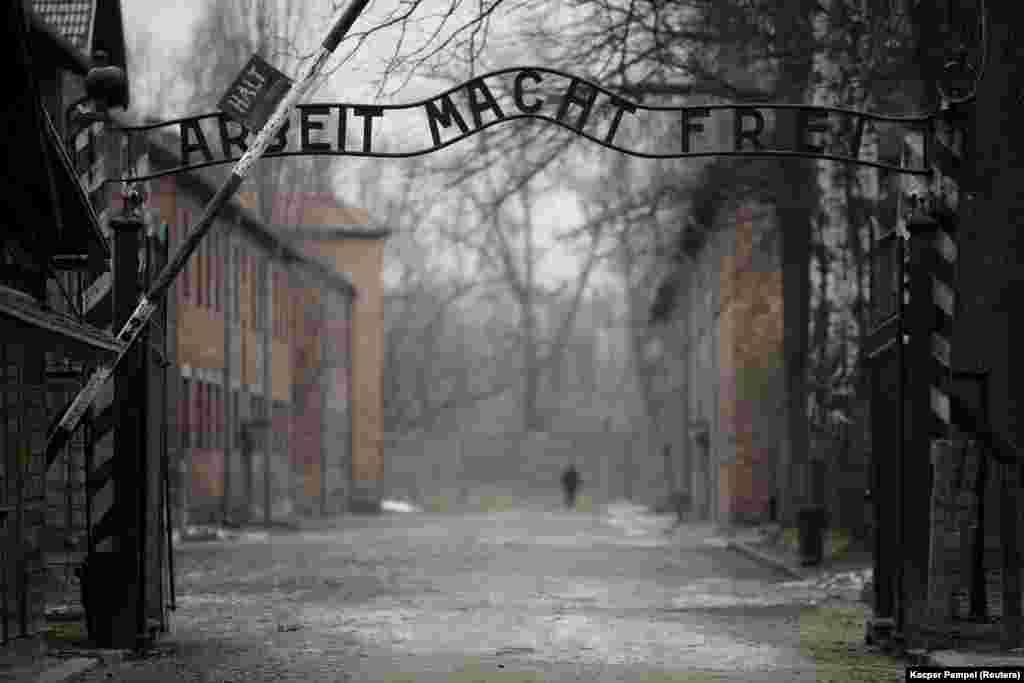 Svake godine 27. januar se obilježava kao Dan sjećanja na oslobođenje koncentracijskog logora Auschwitz 1945. godine. na fotografiji: kapija bivšeg nacističkog logora, 25. januar 2021.