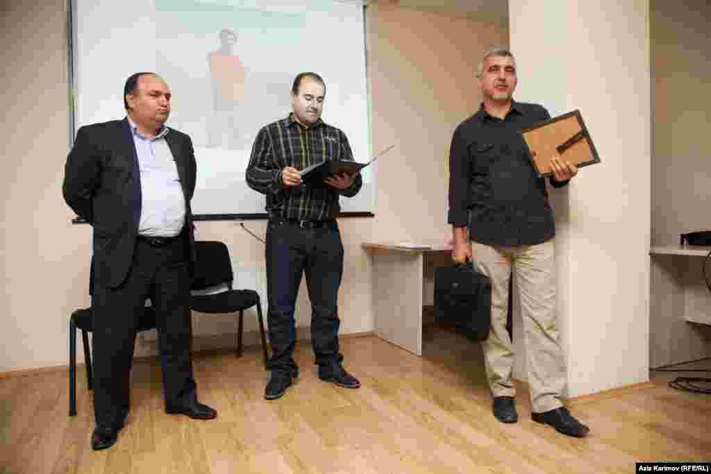 Hekayə nominasiyasında qalib - İran Azərbaycanından olan yazar Hamid Əhmədidir. Öz istəyilə mükafatı yazıçı Rasim Qaracaya təqdim edilir (sağda) - sonradan ona çatdırılmaq üçün. Mükafatı yazıçı Fəxri Uğurlu təqdim edir (solda). 