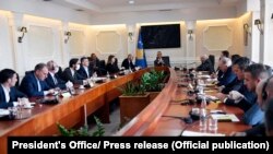 Predsednik Kosova Hašim Tači sa predstavnicima političkih partija u Prištini, 22 april 2020.
