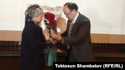 Уланбек Эгизбаевге ыйгарылган "Улут абийири" сыйлыгы анын энесине тапшырылган учур. 18-октябрь, 2018-жыл.