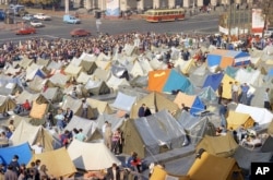 Наметове містечко в центрі Києва під час студентської Революції на граніті. Київ, жовтень 1990 року