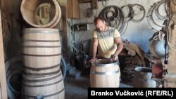 Nikola Cvetković, treća generacija pintera u porodici. "Odrasli smo u radionici u kojoj su moj deda, a potom i moj otac pravili burad i bilo je logično da brat i ja produžimo višedecenijsku porodičnu tradiciju."