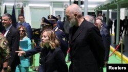 Italijanska premijerka Đorđa Meloni i albanski premijer Edi Rama tokom posjete gradilištu centra za migrante u Šenđinu, Albanija, 5. jun 2024. 