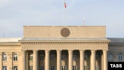 Бишкек полициясы оппозициячыл жыйын маалында Кыргызстандын Жогорку Кеңешинин имаратын кайтарууда. 2006-жылдын 7-ноябры. ИТАР-ТАСС.