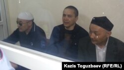 Подсудимые по «делу джихадистов» (слева направо): Оралбек Омыров, Алмат Жумагулов и Кенжебек Абишев. Алматы, 7 сентября 2018 года.