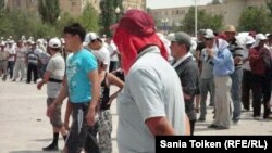 Нефтяники с членами семьи собрались на площади перед акиматом города. Жанаозен, 10 июля 2011 года. 