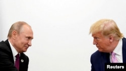 Fotografie de arhivă: președintele american, Donald Trump, și președintele rus, Vladimir Putin, la un summit G20 de la Osaka, Japonia, din 2019. 