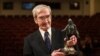 Колишній радянський офіцер Станіслав Петров тримає премію Дрездена в Оперному театрі Земпера. Німеччина, Дрезден, 17 лютого 2013 року