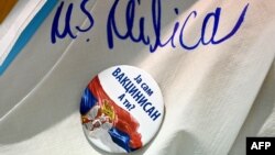Ozbiljne neželjene reakcije na vakcinu do sada su bile retke, pa samim tim i nema dovoljno podataka o faktorima rizika za njihov nastanak (na fotografiji bedž na uniformi medicinske sestre u centru za vakcinisanje u Beogradu)