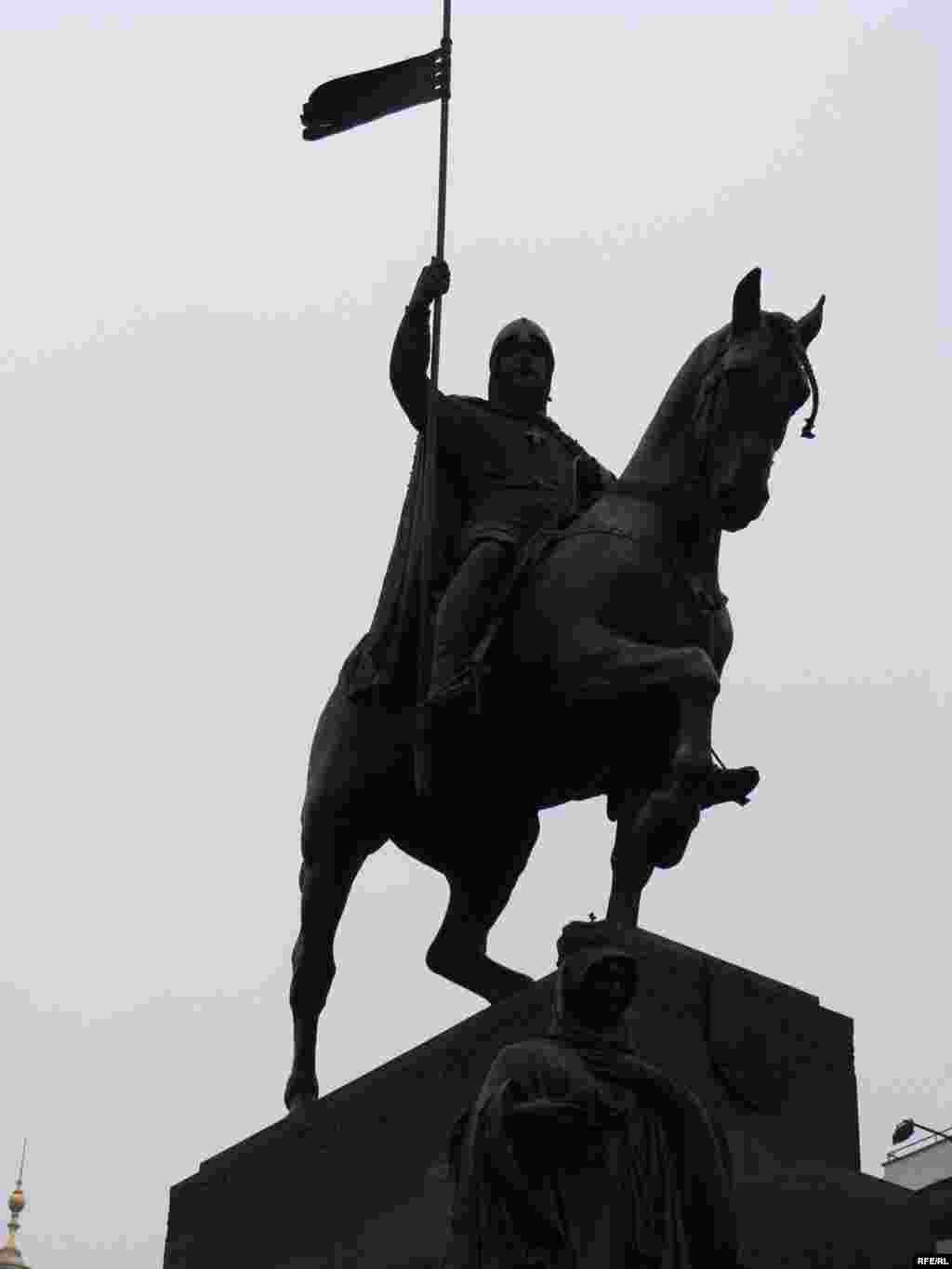 Памятник святому Вацлаву - Казахские беженцы свою акцию протеста провели прямо перед памятником святому Вацлаву. Акция политического протеста беженцев из Центральной Азии в истории чешского государства прошла впервые.
