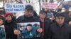 Агадилди эскерип көчөгө чыккандар. Чымкент, 27-февраль, 2020-жыл.