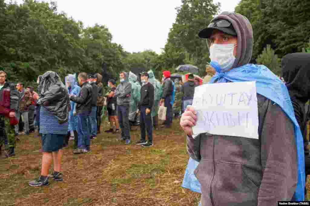 People take part in a protest on August 16. The sign reads, "Kushtau, live!".