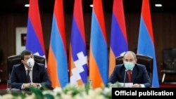 Արցախի նախագահ Արայիկ Հարությունյանը և Հայաստանի վարչապետ Նիկոլ Փաշինյանը Անվտանգության խորհուրդների համատեղ նիստին, 19 հունիսի, 2020թ.